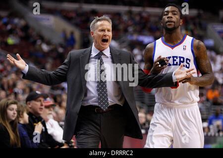 Philadelphie, Pennsylvanie, USA. Jan 31, 2014. Philadelphia 76ers entraîneur en chef Brett Brown réagit à l'appel comme Tony Wroten tir guard (8) est derrière lui au cours de la NBA match entre les Atlanta Hawks et les Philadelphia 76ers au Wells Fargo Center de Philadelphie, Pennsylvanie. Christopher (Szagola/Cal Sport Media) Credit : csm/Alamy Live News Banque D'Images