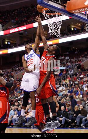 Philadelphie, Pennsylvanie, USA. Jan 31, 2014. Philadelphia 76ers shooting guard Elliot Williams (25) monte pour le coup avec Atlanta Hawks avant Paul Millsap (4), à la défense au cours de la NBA match entre les Atlanta Hawks et les Philadelphia 76ers au Wells Fargo Center de Philadelphie, Pennsylvanie. Christopher (Szagola/Cal Sport Media) Credit : csm/Alamy Live News Banque D'Images