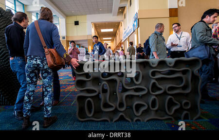 31 janvier 2014 - Burbank, Californie, États-Unis - 3D-articles imprimés par de nouveaux objets ornent le hall à l'extérieur de l'expo hall pendant les deux jours de l'imprimante 3D World Expo à l'hôtel Marriott et centre de conférence.(Image Crédit : © Brian Cahn/ZUMAPRESS.com) Banque D'Images