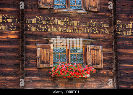 Inscription sur traditionnel suisse du 18ème siècle maison construite en 1741 près de Klosters Serneus, région Grisons, Suisse Banque D'Images