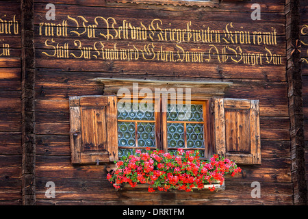 Inscription sur traditionnel suisse du 18ème siècle maison construite en 1741 près de Klosters Serneus, région Grisons, Suisse Banque D'Images