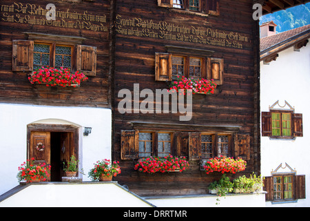 Inscription sur traditionnel suisse du 18ème siècle maison construite en 1741 près de Klosters Serneus, région Grisons, Suisse Banque D'Images