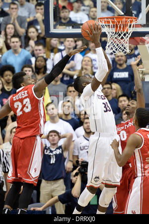 Storrs, CT, USA. 30Th Jan, 2014. Jeudi 30 Janvier 2014 : au cours de la 2ème moitié du jeu de basket-ball de NCAA entre Houston et New York à Gampel Pavilion dans Storrs, CT. UConn a battu Houston facilement 80-43. Bill Shettle / Cal Sport Media. Credit : csm/Alamy Live News Banque D'Images