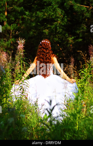 Fille en robe blanche dans la forêt Banque D'Images