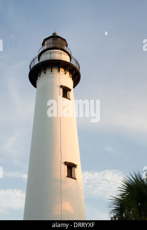 St Simons Island phare au crépuscule avec un réglage de la demi-lune à proximité. Banque D'Images