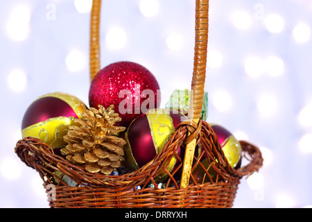 Les jouets de Noël dans un panier en osier Banque D'Images