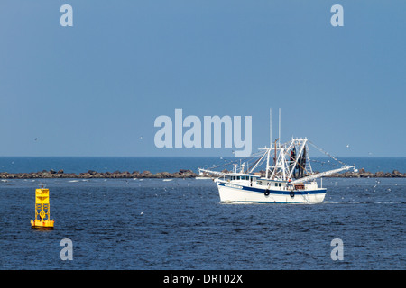 Bateau de crevettes le retour d'une journée de la crevette à Fernandina Beach, en Floride. Banque D'Images