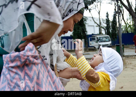 Quezon, Philippines. 1er février, 2014. Une mère musulmane et de l'enfant partager un moment au cours de la Journée mondiale de Hijab à Quezon City le 1 février 2014. Dans monde Hijab day, les femmes des pays musulmans et non musulmans les femmes sont invitées à porter le hijab (voile) pour une journée pour promouvoir la tolérance religieuse et de comprendre pourquoi les femmes musulmanes portent le hijab. Credit : Mark Fredesjed Cristino/Alamy Live News Banque D'Images