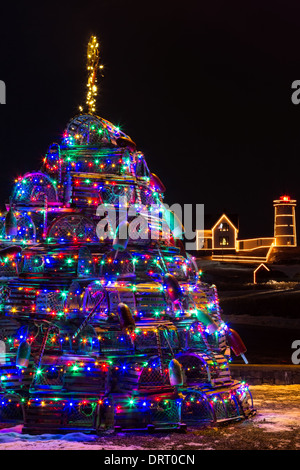 Casier à homard de Noël avec CAPE NEDDICK Lighthouse (Light Nubble) dans l'arrière-plan. Banque D'Images