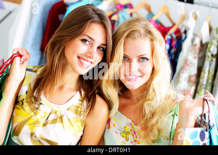 Deux belles filles sortir shopping Banque D'Images