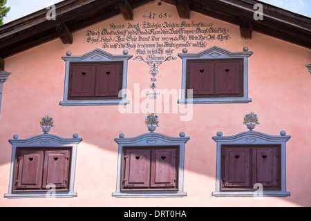 Volets de fenêtre, inscription et effets sur la peinture du 18ème siècle construit 1765 à Klosters, Grisons, Suisse Banque D'Images