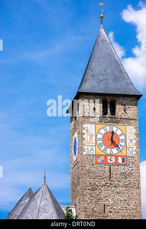 Tour de l'horloge de l'église Klosters dans Grisons région de Suisse Banque D'Images