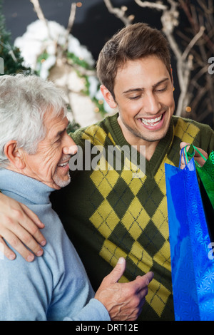 Heureux père et fils dans la boutique de Noël Banque D'Images