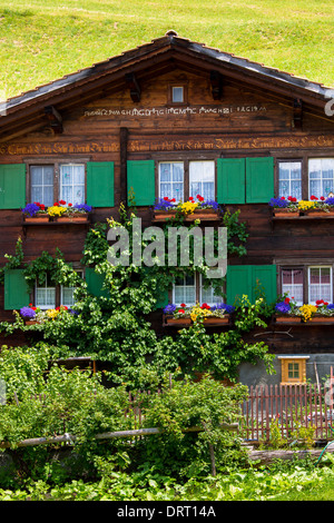 Suisse en bois typique maison de style chalet alpin avec l'inscription à Klosters en région Grisons, Suisse Banque D'Images