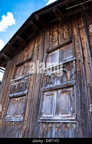 Grange traditionnelle suisse à Klosters en région Grisons, Suisse Banque D'Images