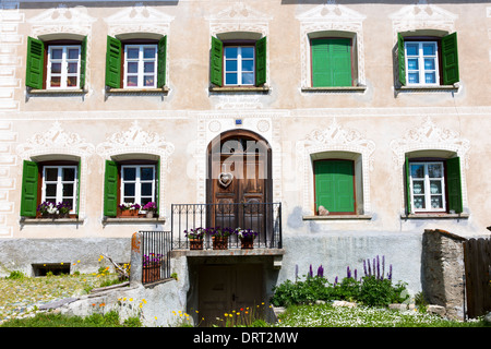 Maison dans la vallée de l'Engadine, dans le village de Guarda avec de vieux bâtiments du xviie siècle en pierre peinte, Suisse Banque D'Images