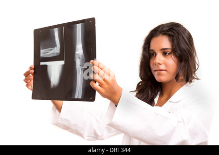 Beau jeune médecin à la recherche d'un X-Ray, isolé sur fond blanc Banque D'Images