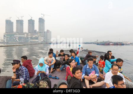 Ferry surpeuplé le port de Muara Angke à Jakarta pour les Mille-îles (Pulau Seribu), Indonésie Banque D'Images