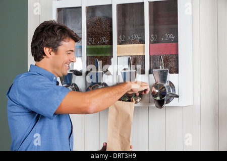 L'homme l'achat d'une machine distributrice de café au supermarché Banque D'Images