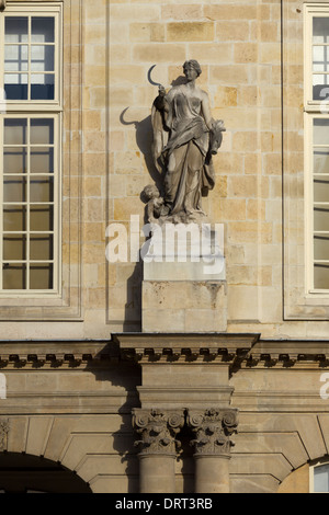 'Summer' - l'une des quatre saisons des statues (des copies) par Robert Le Lorrain (1666 - 1743) à l'hôtel de Soubise, Paris, France Banque D'Images