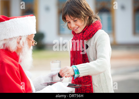 Garçon en tenant les biscuits du Père Noël Banque D'Images