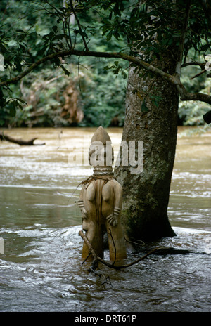 Osogbo Nigeria bosquet sacré Osun-Osogbo considérée comme la déesse des sculptures et oeuvres d'Osun demeure sont en l'honneur d'Osun et autres divinités Statue de la Déesse de la rivière Osun Oshun La déesse est un Orisha Mère de poissons d'eau douce, d'oiseaux, l'amour et la fertilité Site du patrimoine mondial de l'UNESCO Banque D'Images