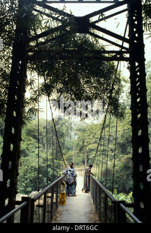 Osogbo Nigeria bosquet sacré Osun-Osogbo considérée comme la déesse des sculptures et oeuvres d'Osun demeure sont en l'honneur d'Osun et autres divinités personnes marchant sur pont suspendu au-dessus de la rivière Oshun Site du patrimoine mondial de l'UNESCO Banque D'Images