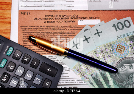 En remplissant le formulaire d'identification-impôt polonais Banque D'Images