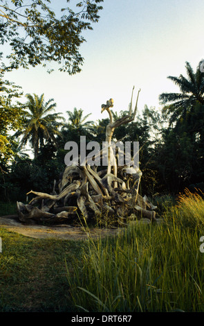 Osogbo Nigeria bosquet sacré Osun-Osogbo considérée comme la déesse des sculptures et oeuvres d'Osun demeure sont en l'honneur d'Osun et autres divinités Sculpture d'Alajire dans un feu de Dieu Yoruba de la souffrance par Suzanne Wenger Site du patrimoine mondial de l'UNESCO Banque D'Images