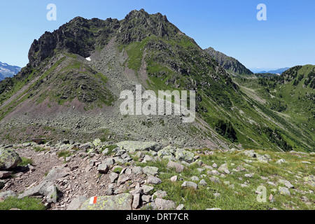 Pic Valmaggiore. Roches porphyriques. Le groupe de montagnes Lagorai. Trentino. Alpes italiennes. Europe. Banque D'Images