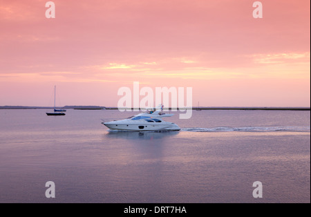 Saiingl bateau contre le coucher du soleil sur la mer Banque D'Images