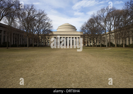 Une froide journée d'hiver avec les nuages derrière le grand dôme au campus du MIT à Cambridge Massachusetts Banque D'Images