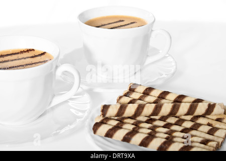 Deux tasses de café avec chou à la crème. Banque D'Images