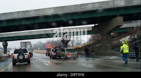 Voiture remorquée après l'accident en raison de la pluie glacée. Banque D'Images