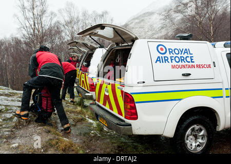 Glen Nevis Ecosse UK. 1er février, 2014. Une vaste opération de recherche et sauvetage a été en cours depuis deux jours pour un marcheur manquant dans l'anneau de Steall sont de Glen Nevis.Un itinéraire de montagne classique combinant la traverse de quatre munroes,mais chute de neige extrême a fait de la région.L'homme perfide beleived d'être de l'Edinburgh domaine n'a pas encore été trouvé, l'opération est maintenant en cours d'exécution par la police locale. Credit : Kenny Ferguson/Alamy Live News Banque D'Images