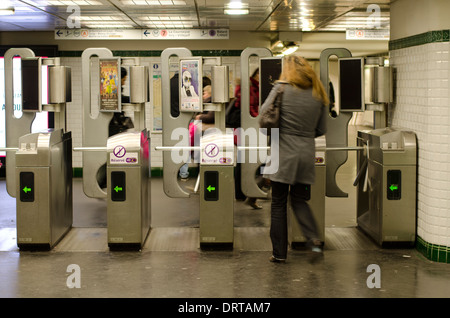 Femme entre par les portes automatiques à plates-formes dans le métro, Paris, France. Banque D'Images