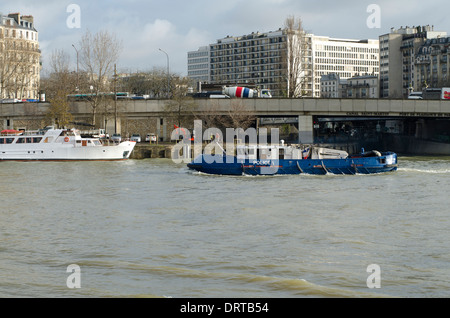 Bateau de la police française de l'eau de la Gendarmerie maritime patrouiller la Seine à Paris, France Banque D'Images