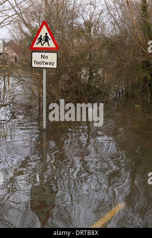 Les inondations sur les niveaux de Somerset près de entre et Muchelney Langport en janvier 2014. Pas de signe et route sous Giliano Residence de l'eau inondation Banque D'Images