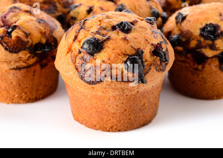 Du pain et de la boulangerie : groupe de cassis frais muffins, isolé sur fond blanc, closeup shot Banque D'Images