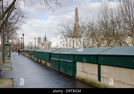 Les Bouquinistes, les rives de la Seine, les caisses de libraires le long de la Seine ont fermé en raison de mauvais temps. Paris, France. Banque D'Images