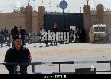 Le Caire, Le Caire, Égypte. 1er février, 2014. Des soldats égyptiens garde devant une école de police, où le procès de l'ancien président égyptien Mohamed Morsi et des membres des Frères musulmans doit avoir lieu, à la périphérie du Caire le 1 février 2014. L'affiche se lit comme suit : ''l'Egypte est la mère du monde. L'Égypte est tout le monde Crédit : Mohammed Bendari APA/Images/ZUMAPRESS.com/Alamy Live News Banque D'Images