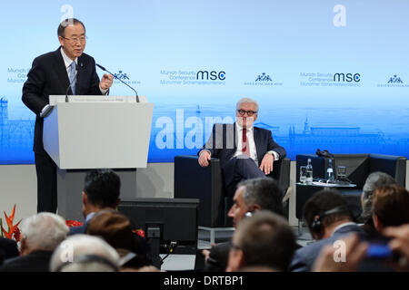 Document - un document photo montre Secrétaire général de l'Organisation des Nations Unies, Ban Ki-moon, s'adressant aux délégués à la 50e Conférence de sécurité dans Munichm, Allemagne, 01 février 2014. Le ministre allemand des affaires étrangères, Frank-Walter STEINMEIER (SPD, R) suit le discours. Environ 20 chefs d'état et au moins 50 ministres des affaires étrangères et de la défense sont attendus à cette conférence qui se déroule jusqu'au 02 février. Banque D'Images