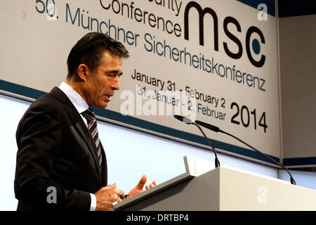 Document - un document photo montre Secrétaire général de l'OTAN Anders Fogh Rasmussen s'adressant aux délégués à la 50e Conférence de sécurité dans Munichm, Allemagne, 01 février 2014. Le ministre allemand des affaires étrangères, Frank-Walter STEINMEIER (SPD, R) suit le discours. Environ 20 chefs d'état et au moins 50 ministres des affaires étrangères et de la défense sont attendus à cette conférence qui se déroule jusqu'au 02 février. CURI Banque D'Images