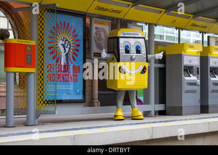 Oldham, Manchester, UK 1er février 2014. Mascot 'Met Man' à la nouvelle liaison de transport à Oldham Central station Metrolink l'expansion se poursuit avec des services actuellement en centre-ville d'Oldham, par de tout nouveaux la plate-forme cesse d'être ajouté à la ligne de Rochdale Oldham. Cette 14 milles (22,5 km) extension à Oldham et Rochdale Bury quitte la ligne Metrolink juste en dehors du centre-ville et longe le corridor de chemin de fer abandonnée à Central Park à Manchester. Ici, il s'associe à l'ancienne ligne ferroviaire entre boucle Oldham Manchester, Oldham et Rochdale. Banque D'Images