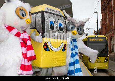 Owl Furry mascot à Oldham, Manchester, UK 1er février 2014. Centre Ville de mascottes, Ollie et Millie au nouveau lien de transport à Oldham Central station. Le Metrolink expansion avec transport services maintenant en marche dans le centre-ville, avec quatre nouvelles stations de marque cesse d'être ajouté à la ligne de Rochdale Oldham. Cette 14 milles (22,5 km) extension quitte l'enterrer la ligne Metrolink juste en dehors du centre-ville et longe le corridor de chemin de fer abandonnée à Central Park à Manchester. Ici, il s'associe à l'ancienne ligne ferroviaire entre boucle Oldham Manchester, Oldham et Rochdale. Banque D'Images