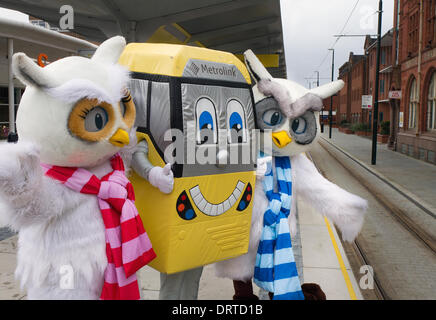 Owl Furry mascot à Oldham, Manchester, UK 1er février 2014. Centre Ville de mascottes, Ollie et Millie au nouveau lien de transport à Oldham Central station. Le Metrolink expansion avec transport services maintenant en marche dans le centre-ville, avec quatre nouvelles stations de marque cesse d'être ajouté à la ligne de Rochdale Oldham. Cette 14 milles (22,5 km) extension quitte l'enterrer la ligne Metrolink juste en dehors du centre-ville et longe le corridor de chemin de fer abandonnée à Central Park à Manchester. Ici, il s'associe à l'ancienne ligne ferroviaire entre boucle Oldham Manchester, Oldham et Rochdale. Banque D'Images