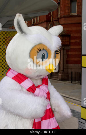 Owl Furry mascot à Oldham, Manchester, UK 1er février 2014. Centre Ville de mascottes, Ollie à la nouvelle liaison de transport à Oldham Central station. Le Metrolink expansion avec transport services maintenant en marche dans le centre-ville, avec quatre nouvelles stations de marque cesse d'être ajouté à la ligne de Rochdale Oldham. Cette 14 milles (22,5 km) extension quitte l'enterrer la ligne Metrolink juste en dehors du centre-ville et longe le corridor de chemin de fer abandonnée à Central Park à Manchester. Ici, il s'associe à l'ancienne ligne ferroviaire entre boucle Oldham Manchester, Oldham et Rochdale. Banque D'Images