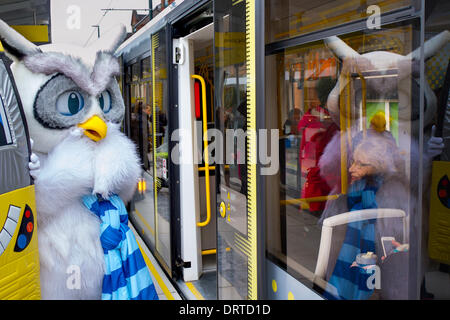 Owl Furry mascot à Oldham, Manchester, UK 1er février 2014. Centre Ville de mascottes, Ollie et Millie au nouveau lien de transport à Oldham Central station. Le Metrolink expansion avec transport services maintenant en marche dans le centre-ville, avec quatre nouvelles stations de marque cesse d'être ajouté à la ligne de Rochdale Oldham. Cette 14 milles (22,5 km) extension quitte l'enterrer la ligne Metrolink juste en dehors du centre-ville et longe le corridor de chemin de fer abandonnée à Central Park à Manchester. Ici, il s'associe à l'ancienne ligne ferroviaire entre boucle Oldham Manchester, Oldham et Rochdale. Banque D'Images