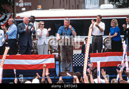 Le président américain Bill Clinton avec le Vice-président Al Gore lors d'un arret de campagne sur leurs bus tour 31 août 1996 à Dyersburg, Tennessee. Banque D'Images