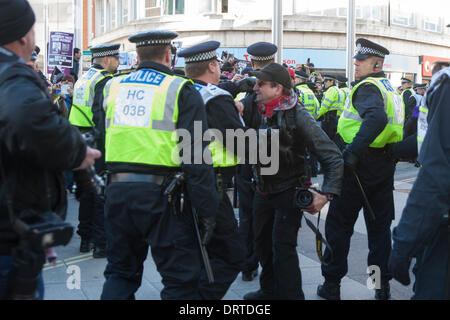 Slough, Royaume-Uni. 1er février, 2014. Manutentionner la police un photographe de presse que plusieurs centaines de partisans de l'EDL d'extrême-droite d'arriver à Slough pour un anti-musulman de démonstration. Crédit : Paul Davey/Alamy Live News Banque D'Images